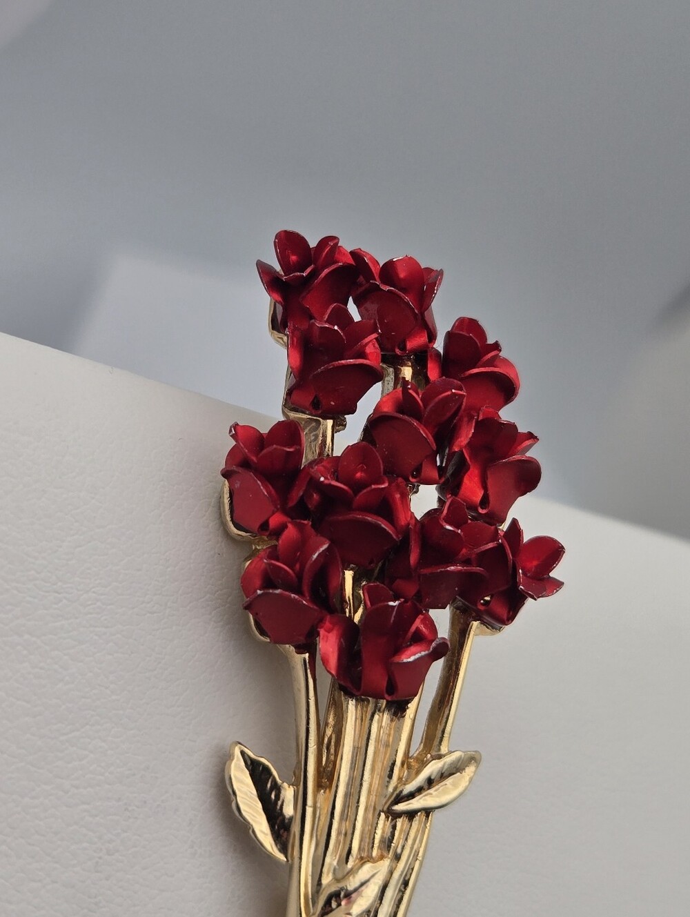 Vintage David Monn DM 97 Gold Tone Red Enamel Rose Bouquet Brooch Pin 2” - Picture 3 of 9